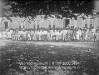 W-Ind. Eil. Schoolkinderen voor schoolgebouw. te Rincon, Bonaire; Groepsportret van schoolkinderen voor hun school (Collectie Wereldmuseum, TM-10021494)