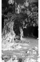 Grot Spelonk, N.O. Bonaire; Een grot op het noordoostelijke deel van Bonaire (Collectie Wereldmuseum, TM-10021497)