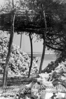 Schelphopen (Karko-schelp) bij het Lac.- Bonaire; Op hopen gestapelde Karkoschelpen bij het Lac (Collectie Wereldmuseum, TM-10021515)