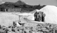 Zouthoop, Slagbaai, Bonaire. Het zout wordt, zonder gemalen te zijn, in zakken geschept en gewogen (Collectie Wereldmuseum, TM-10021519)