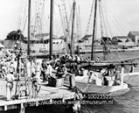 Aankomst van de veerboot uit Curacao in de haven van Kralendijk (Collectie Wereldmuseum, TM-10021522)