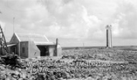 Vuurtorenwachters-huisje en de Willemstoren naar het O.N.O. Bonaire; De Willemstoren met het huis van de vuurtorenwachter (Collectie Wereldmuseum, TM-10021526)