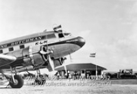 Stationsgebouwtje op het vliegveld van Bonaire; De Dakota 'Philipsburg' van de KLM op de luchthaven van Bonaire (Collectie Wereldmuseum, TM-10021532)