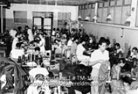 Arbeidsters aan het werk in een fabriek van Schunk's Kleding Industrie (Collectie Wereldmuseum, TM-10021538)