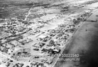 Luchtfoto van Bonaire. Kralendijk; Luchtfoto van Kralendijk (Collectie Wereldmuseum, TM-10021540)