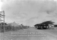 Straatje in Kralendijk, Bonaire; Straatgezicht (Collectie Wereldmuseum, TM-10021541)