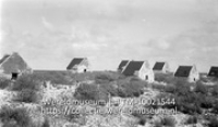 Bonaire. Witte Pan, oude slavenhuisjes; Voormalige slavenhutten bij Witte Pan; Voormalige onderkomens van tot slaaf gemaakten bij Witte Pan (Collectie Wereldmuseum, TM-10021544)