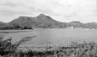 Slagbaai en het Brandaris gebergte, Bonaire; Gezicht over Slagbaai en de berg Brandaris (Collectie Wereldmuseum, TM-10021547)
