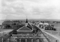 Bonaire. Kralendijk (hoofdplaats) met protestantse kerk; Gezicht over Kralendijk met de Protestantse kerk en de latere 'Pasanggrahan' aan het Wilhelminaplein (Collectie Wereldmuseum, TM-10021562)