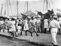 De markt aan de de Ruyterkade te Willemstad op Curacao; De markt op de De Ruyterkade (Collectie Wereldmuseum, TM-10021651)