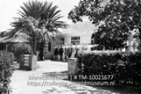 Ingang van het Directie Paviljoen van de C.P.I.M. te Emmastad, Curacao; Ingang van het directiepaviljoen van de Curacaose Petroleum Industrie Maatschappij (CPIM) in Emmastad (Collectie Wereldmuseum, TM-10021677)