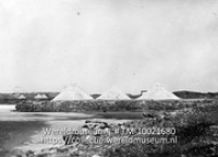 West-Indie. Curacao. Zoutpannen en zoutheuvels; Zoutpannen en zoutheuvels omringd door stenen muren (Collectie Wereldmuseum, TM-10021680)
