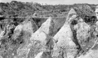 Kalksteenkegels in een phosphaatgroeve te Santa Barbara, Curacao; Kalksteenkegels in een fosfaatgroeve (Collectie Wereldmuseum, TM-10021684)