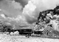 Phosfaat-mijn. Curacao; Lorries op het terrein van een fosfaatmijn (Collectie Wereldmuseum, TM-10021685)