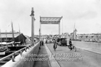 West-Indie. Curacao. Moderne brug naar Scharloo, de Jodenwijk te Willemstad; Brug over het Waaigat naar de wijk Scharloo (Collectie Wereldmuseum, TM-10021686)
