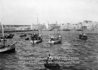 W. Indie. Curacao. Kijkje op 'Punda'. Dit is vooral het winkelgedeelte; Vissersboten op weg naar Punda, een gedeelte van Willemstad (Collectie Wereldmuseum, TM-10021694)