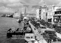 Willemstad, de Handelskade. Curacao; Gezicht langs de Handelskade (Collectie Wereldmuseum, TM-10021701)