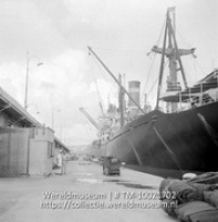 Emplacement van de K.N.S.M. te Willemstad, Curacao, met de Baarn; S.S. Baarn van de KNSM langs de kade in Willemstad (Collectie Wereldmuseum, TM-10021702)