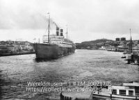 Een passagiersschip vaart de haven van Willemstad binnen (Collectie Wereldmuseum, TM-10021705)