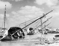 Curacao. Sloepen in reperatie; Gekantelde boten in de haven ter reperatie (Collectie Wereldmuseum, TM-10021707)