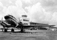 Dr. Albert Plesman airport Curacao; Het vliegveld Hato in Willemstad met een KLM toestel op de landingsbaan (Collectie Wereldmuseum, TM-10021709)