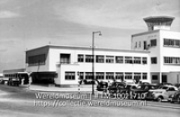 Het stationsgebouw van het vliegveld Hato, Curacao; Vliegveld Hato met parkeerplaats (Collectie Wereldmuseum, TM-10021710)