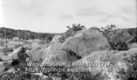 St. Michielbaai, Curacao. Het drogen van visnetten; Zicht over Sint Michielsbaai op Curacao (Collectie Wereldmuseum, TM-10021717)