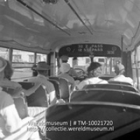 Autobus te Willemstad. Curacao; Passagiers in een autobus (Collectie Wereldmuseum, TM-10021720)