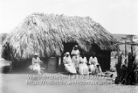 Curacao. Vijf vrouwen vlechten rieten hoeden voor een woning (Collectie Wereldmuseum, TM-10021725)