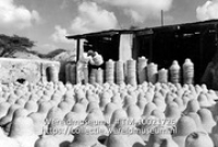 Strohoeden liggen te bleken in de zon; Hoedenfabriek te Willemstad, Curacao (Collectie Wereldmuseum, TM-10021726)