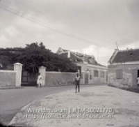 Curacao. Een oud complex in het centrum van Otrabanda; Twee mensen lopen over het Leonard E. Smith plein in Willemstad (Collectie Wereldmuseum, TM-10021770)