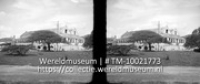 Curacao. Het Curacaosche museum te Willemstad, tijdens verbouwing; Een groot vervallen huis dat wordt klaargemaakt voor verbouwing (Collectie Wereldmuseum, TM-10021773)