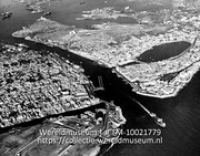 Luchtfoto van het Schottegat. Willemstad, Curacao; Luchtfoto van Willemstad gelegen aan zee (Collectie Wereldmuseum, TM-10021779)