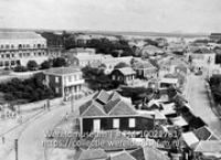 Straatgezicht op Curacao met dichte bebouwing (Collectie Wereldmuseum, TM-10021781)