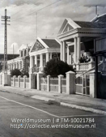 De Pietermaaiweg te Willemstad op Curacao; Grote woningen met pilaren voor de ingang (Collectie Wereldmuseum, TM-10021784)