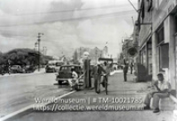 Wilhelminaplein. Curacao. Juni 1946; Benzinestation langs de straatkant in de Willemstad (Collectie Wereldmuseum, TM-10021785)