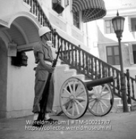 Willemstad, Curacao. Schildwacht voor het paleis v.d. Gouverneur; Een schildwacht in uniform voor het paleis van de gouverneur (Collectie Wereldmuseum, TM-10021787)