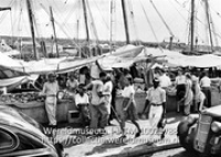 Fruitbarkjes aan de De Ruyterkade. Willemstad, Curacao; Fruitverkopers aan de kade (Collectie Wereldmuseum, TM-10021788)