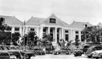 Het Stadhuis te Willemstad op Curacao met links de Staten, rechts het Hof van Justitie en het Gerecht in eerste aanleg; Een ambtsgebouw met ornamenten (Collectie Wereldmuseum, TM-10021792)