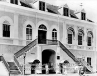 Gouverneurshuis in Fort Amsterdam, Willemstad, Curacao; De onder doorgang bij Fort Amsterdam met naast de poort een wachter (Collectie Wereldmuseum, TM-10021794)