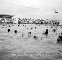 Zwembad op Curacao; Water trappelende kinderen in het zwembad (Collectie Wereldmuseum, TM-10021800)