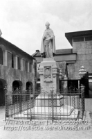 Curacao. Standbeeld van Mgr. M.J. Niewindt, 1e apost Vivaris van Curacao (1892) bij de kathedraal van Otranbanda, Willemstad; Het standbeeld van M.J. Niewindt bij de kathedraal in Willemstad (Collectie Wereldmuseum, TM-10021802)