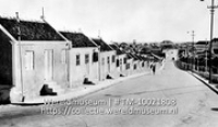 Oude koloniale woningen te Willemstad; Curacao; Een straat met oude woningen met kleine ramen in Willemstad (Collectie Wereldmuseum, TM-10021808)