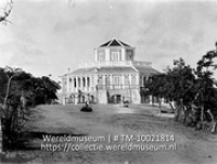 Curacao. Buitenhuis Davelaar; Een koepldragende woning met een grote tuin (Collectie Wereldmuseum, TM-10021814)