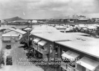 Curacao. Emplacement der C.P.I. My. Op voorgrond employe's woningen; Een bedrijven terrein met doorlopende weg (Collectie Wereldmuseum, TM-10021815)