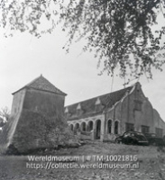 Landhuis Brievengat met een van de vier voormalige wachttorens, waar tot slaaf gemaakten konden worden opgesloten (Collectie Wereldmuseum, TM-10021816)
