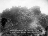 West-Ind. Eil. Top v. de Christoffelberg; Een aantal mannen na een flinke klim op de top van de Christoffelberg (Collectie Wereldmuseum, TM-10021820)