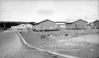 Curacao. Nieuwe volkswoningen te Marie Pompoen; Een blok nieuwbouwwoningen omheind door een hek (Collectie Wereldmuseum, TM-10021831)