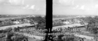 Curacao. Gezicht vanuit het huis van den Hr. van Eyck op den berg Arahat naar het Nw. genomen; Overzicht van Willemstad met op de achtergrond de zee (Collectie Wereldmuseum, TM-10021834)