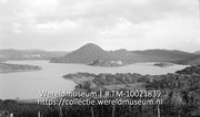 Salinja Groot Santa Martha, gezien naar het Oosten, vanaf het Landhuis St. Nicolaas, Curacao. Op de voorgrond sorghum aanplant; Zicht over de oostzijde van het eiland met in het zicht een meer en berglandschap (Collectie Wereldmuseum, TM-10021839)